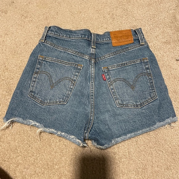 Levi’s Ribcage Shorts - Picture 2 of 4
